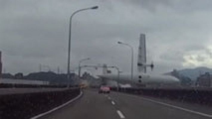 Espectaculares imágenes del accidente de un avión en Taiwán