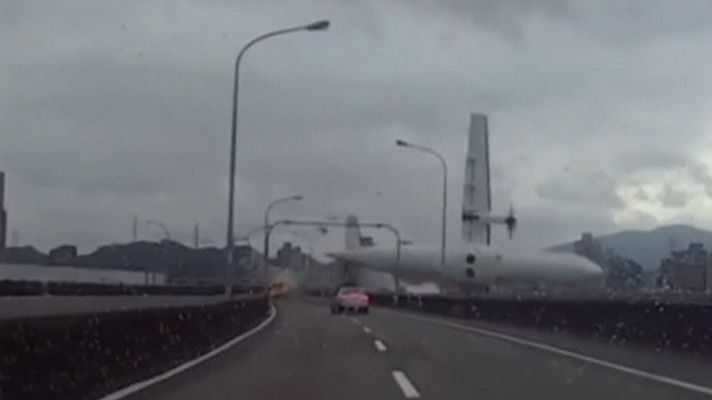 Telediario 1 - Espectaculares imágenes del accidente de un avión en Taiwán