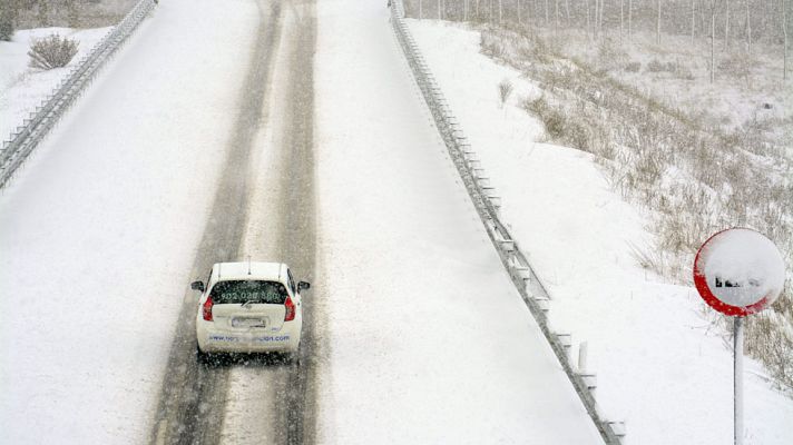 Telediario 1 - La nieve cierra puertos de montaña y carreteras