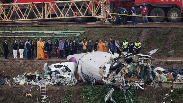 Buscan a 12 desaparecidos del avión accidentado en Taiwan