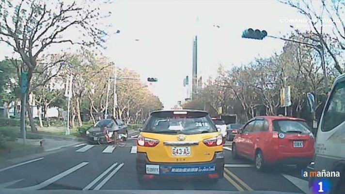 La mañana - Atropellan a un ciclista que cae de pie