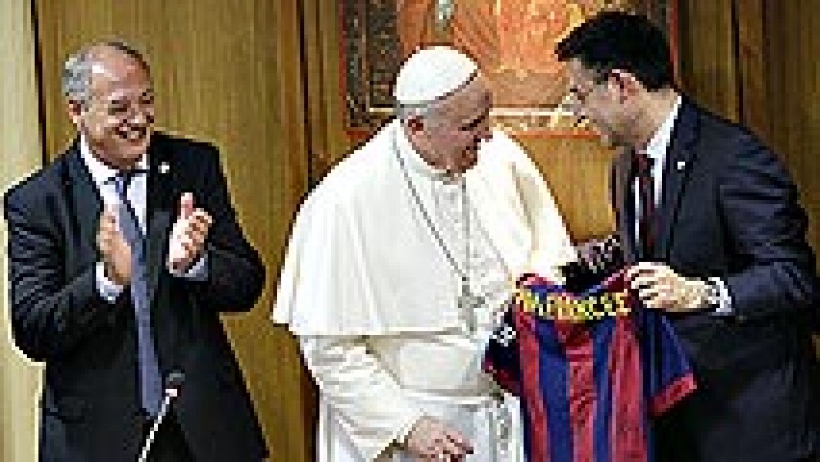 Telediario 1: Bartomeu entrega una camiseta blaugrana al 'Papa Francesc' en su visita al Vaticano | RTVE Play