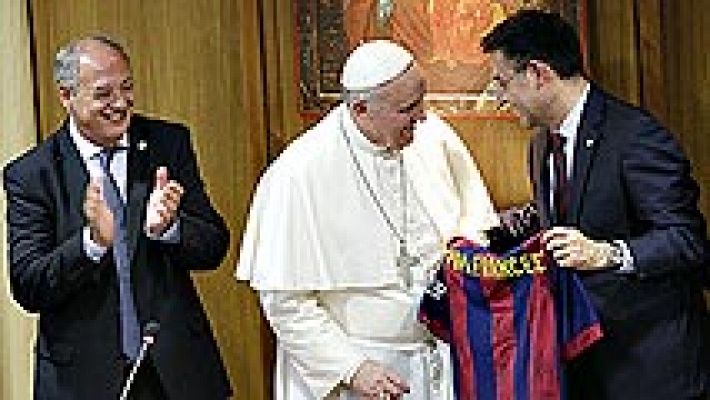 Bartomeu entrega una camiseta blaugrana al 'Papa Francesc' en su visita al Vaticano