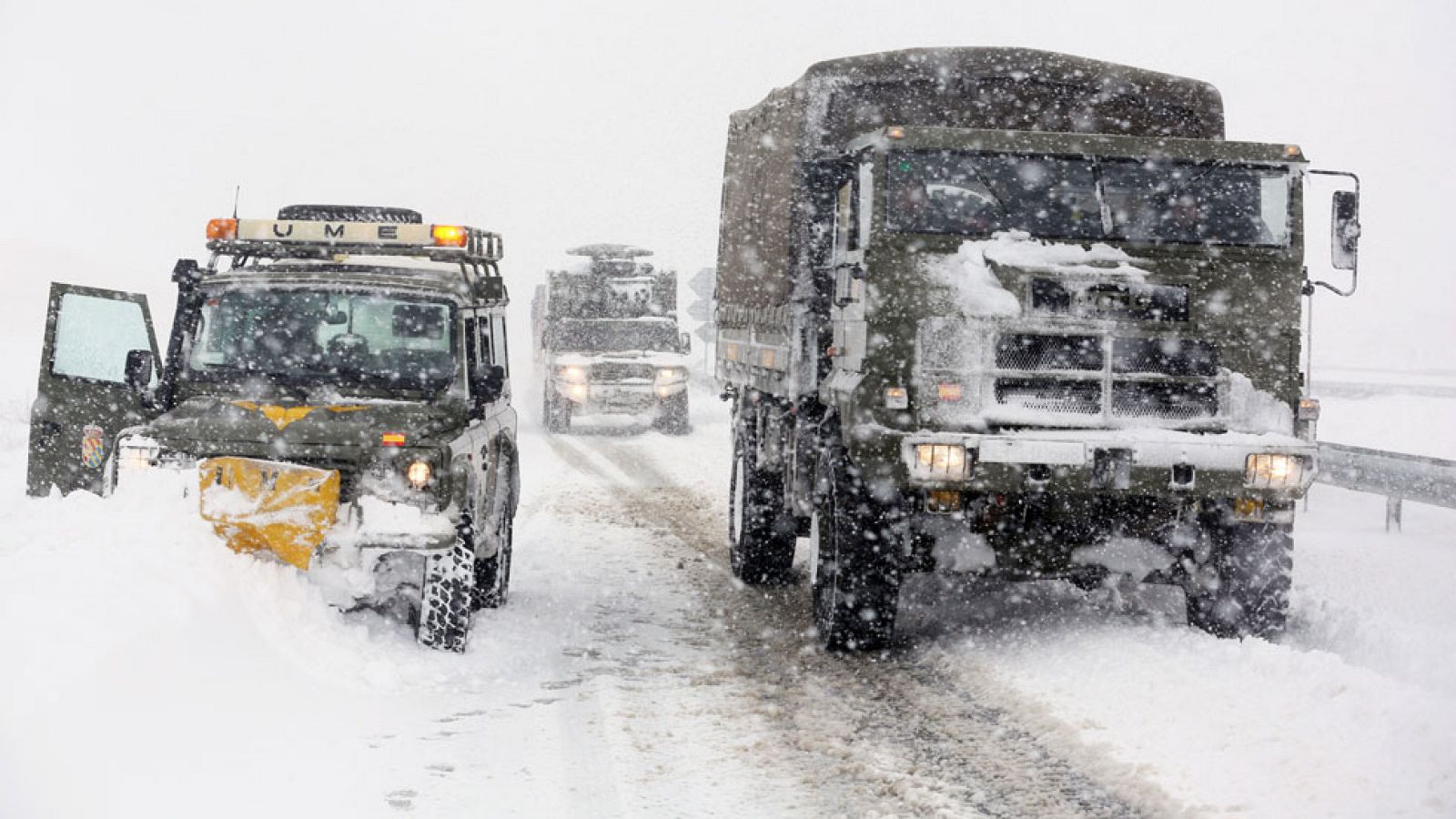 La Unidad Militar de Emergencias trabaja día y noche para abrir paso a los pueblos aislados por la nieve