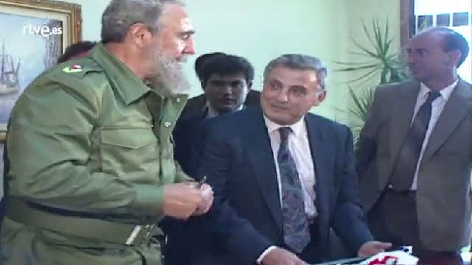 Fidel Castro recibió una figura de Sargadelos en su visita a Galicia de manos de Fraga en 1992