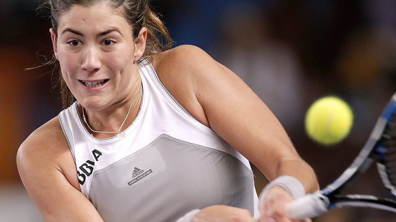 La victoria de Muguruza en su debut con España en la Copa Federación ha permitido que la eliminatoria con Rumanía esté igualada, tras la derrota de Silvia Soler ante Simona Halep,