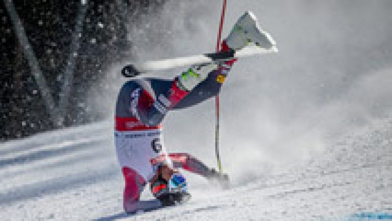 El tetracampeEl tetracampeón del mundo Bode Miller ha sido operado del corte en un tendón que sufrió en una caída del Campeonato del mundo de esquí.
