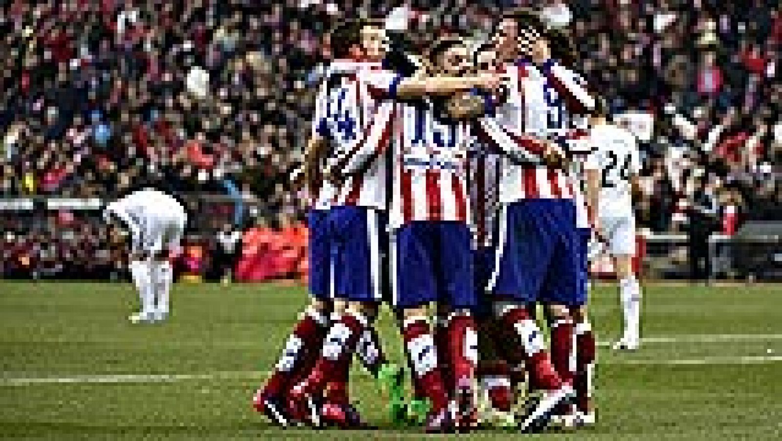 El Atlético de Madrid se ha impuesto al Real Madrid (4-0) en el  Vicente Calderón, en el encuentro correspondiente a la jornada 22 de  la Liga BBVA, en un ejercicio de superioridad ante un líder  desdibujado que no encontró su sitio en el duelo en ni