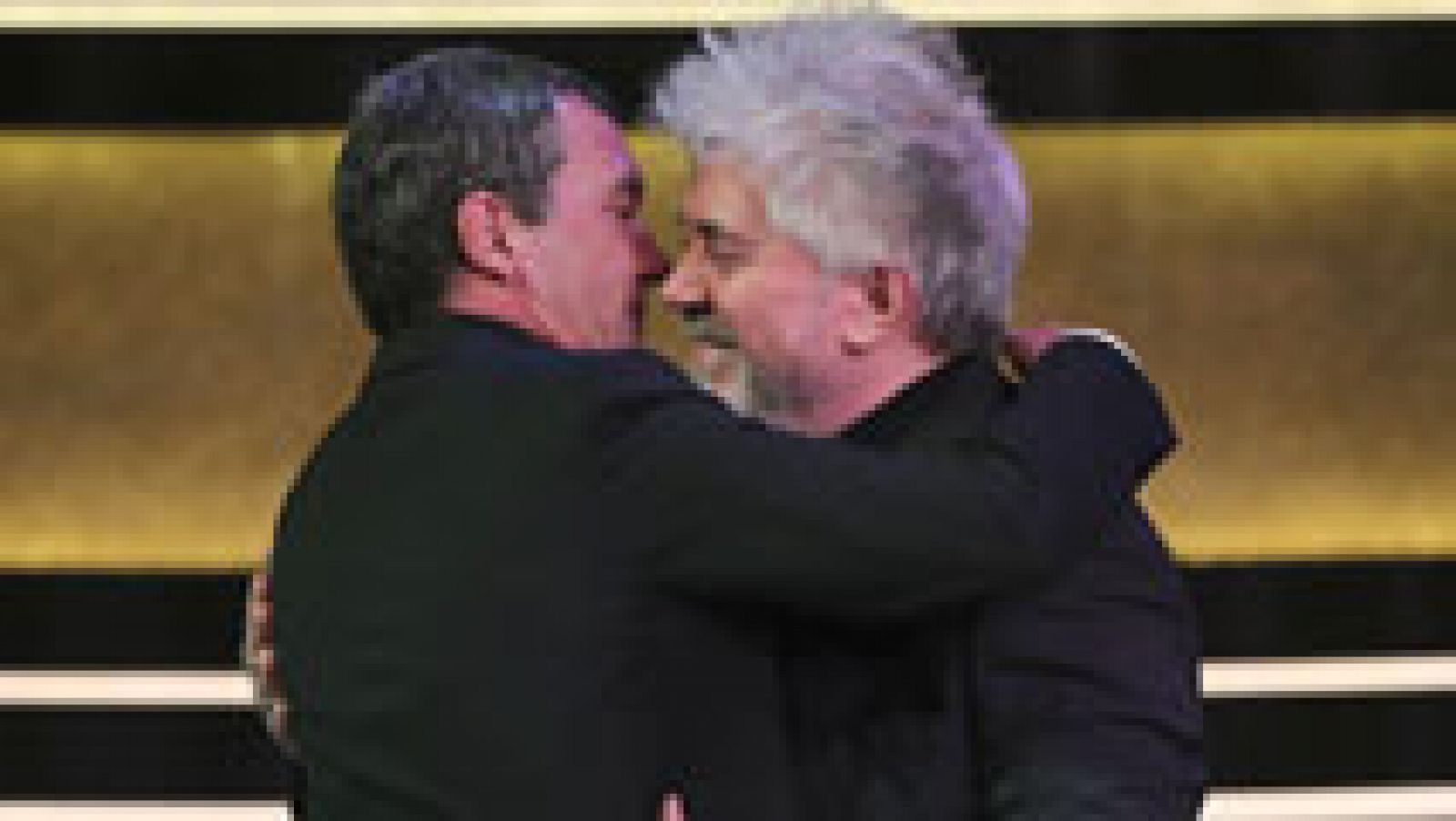 Vídeo: Pedro Almodóvar recuerda la trayectoria que le une a Antonio Banderas al entregarle el Goya de Honor