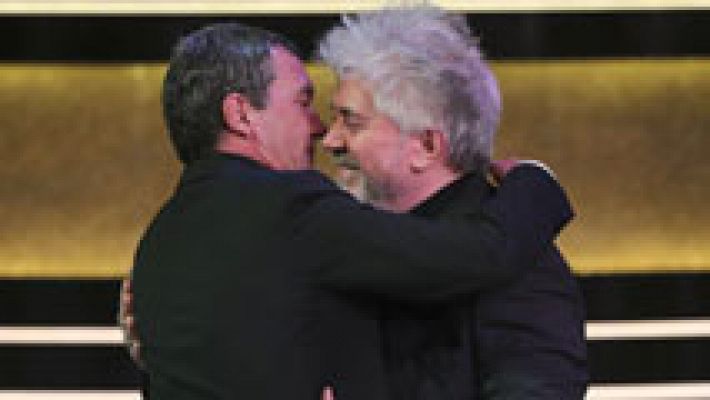 Pedro Almodóvar entrega el Goya de Honor a Antonio Banderas