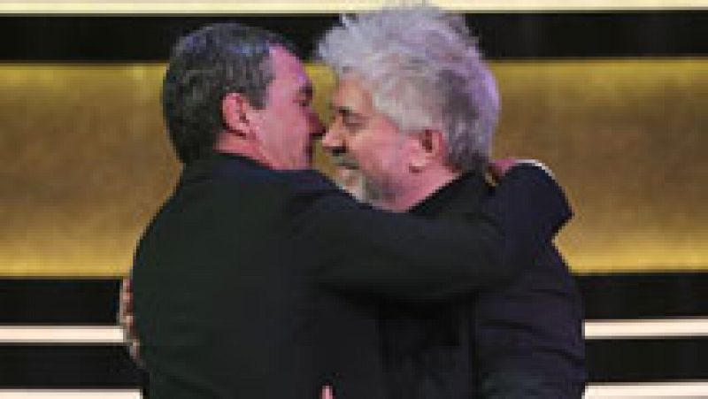 Pedro Almodóvar recuerda la trayectoria que le une a Antonio Banderas al entregarle el Goya de Honor