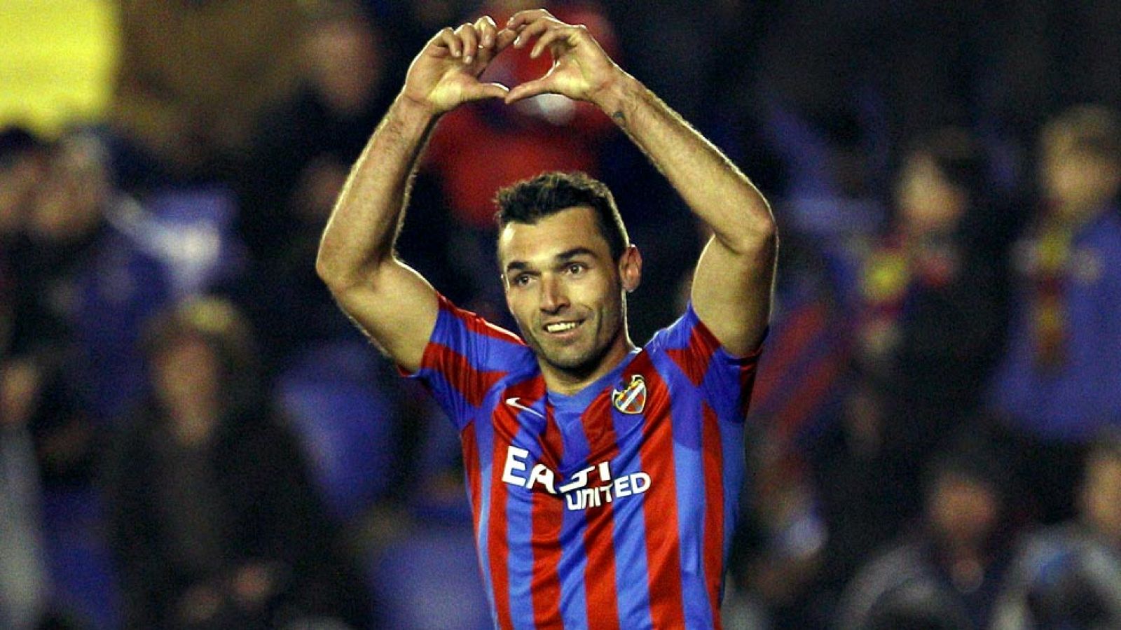 El Levante volvió a saborear un triunfo diez partidos después y lo hizo a lo grande, con una goleada por 4-1 ante un Málaga demasiado blando ante la mayor intensidad del colista, que cuajó una gran actuación de la mano de un David Barral que firmó un