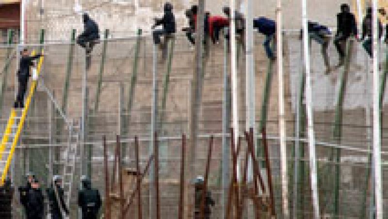 Más de 600 inmigrantes intentan saltar la valla de Melilla