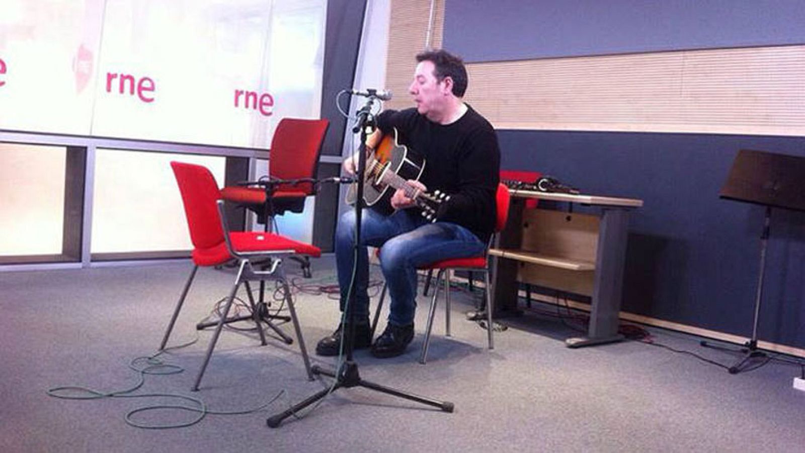 Carlos Goñi y 'Revolver' vuelven a la carga con su nuevo trabajo, 'Babilonia'