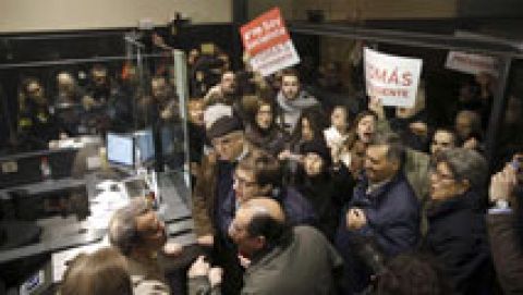 Protesta en Ferraz contra la destitución de Tomás Gómez