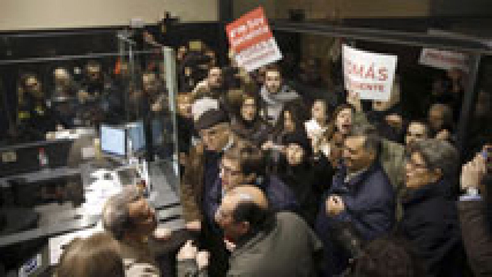 Medio centenar de personas protestan ante la sede del PSOE contra la destitución de Tomás Gómez