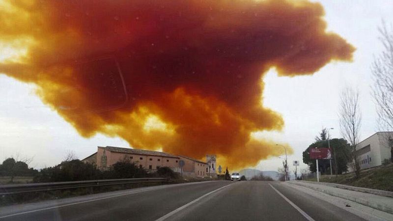 Una nube tóxica obliga a confinar a los vecinos de cuatro municipios de Barcelona