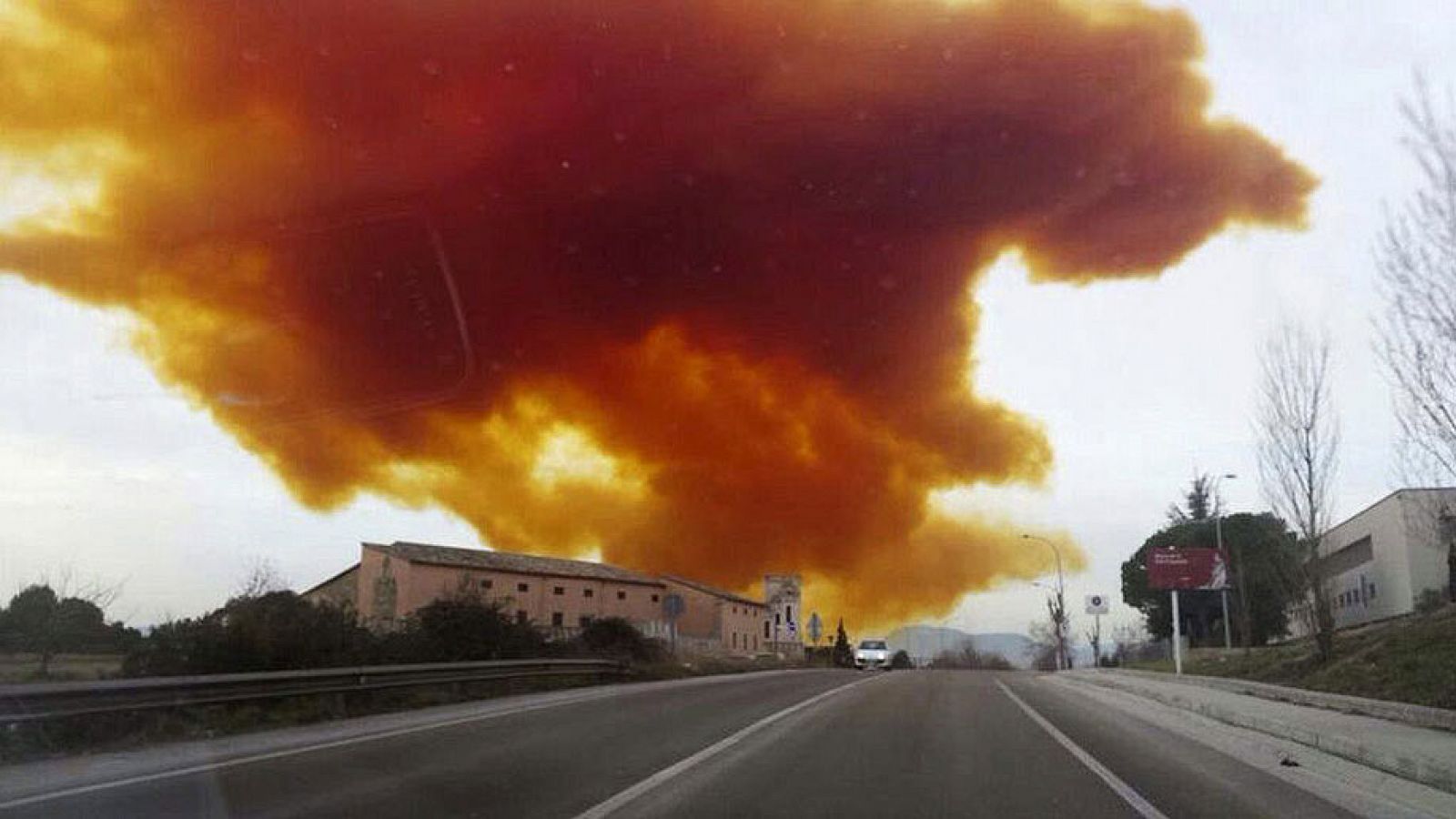 Mantienen el confinamiento por la nube tóxica de Igualada solo para población de riesgo