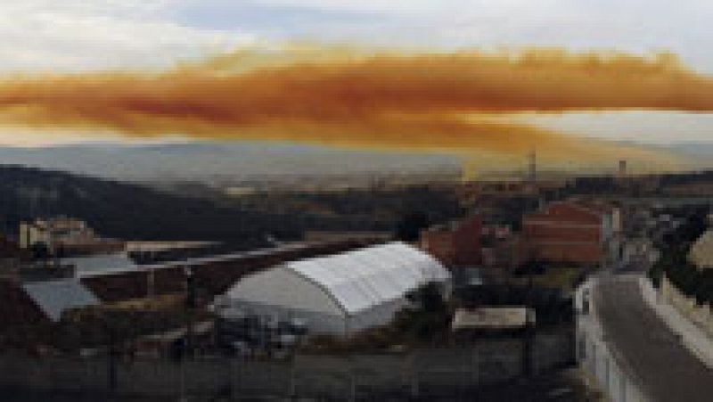 Una explosión en una fábrica de Igualada, en Barcelona, causa una enorme nube química