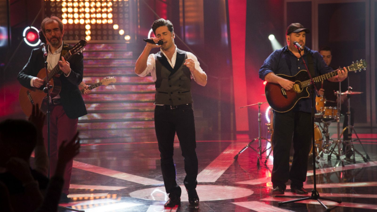 Hit-La Canción- Bustamante interpreta 'Tus manos' junto a Juan Mari y Pancho