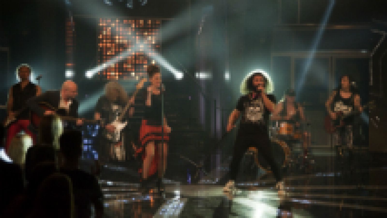Hit - La canción: Hit-La Canción- Mojinos Escozíos interpreta 'Caroline' junto a María y Adriano | RTVE Play