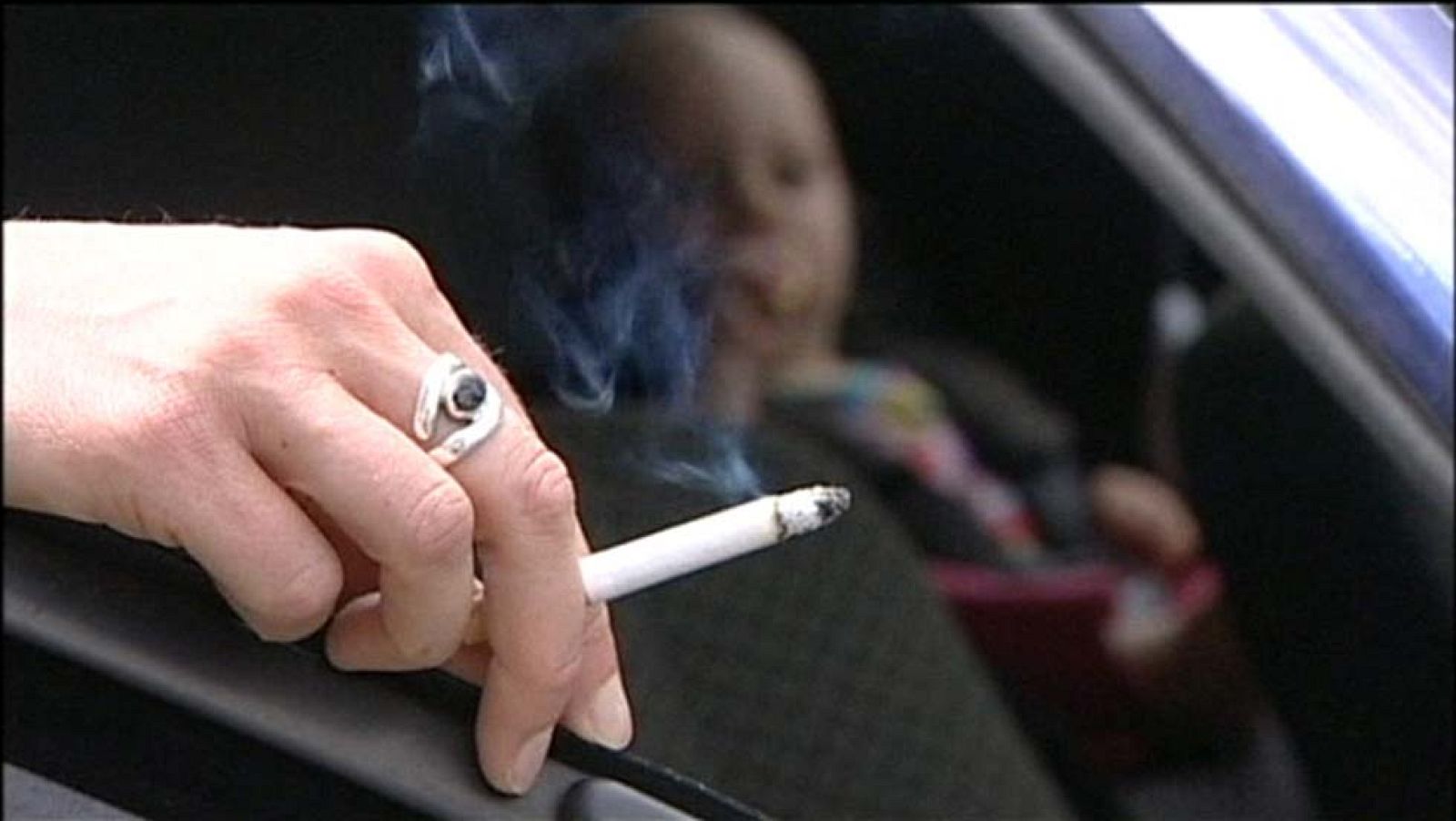 Reino Unido prohibe fumar en los coches si viajan menores | Ver