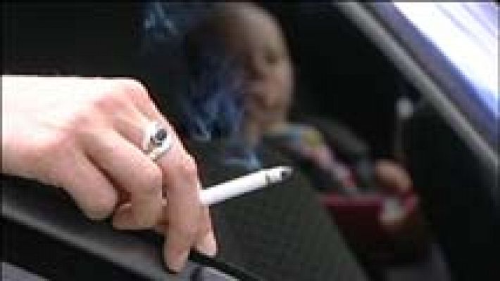 Reino Unido prohibe fumar en los coches si viajan menores