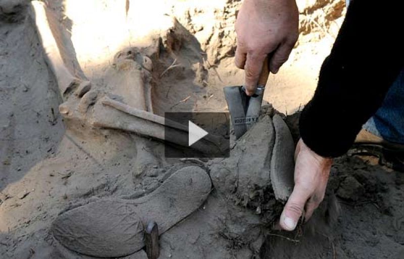 Informe Semanal analiza la decisión del juez Garzón de elaborar un censo de desaparecidos de la Guerra Civil y el franquismo.  