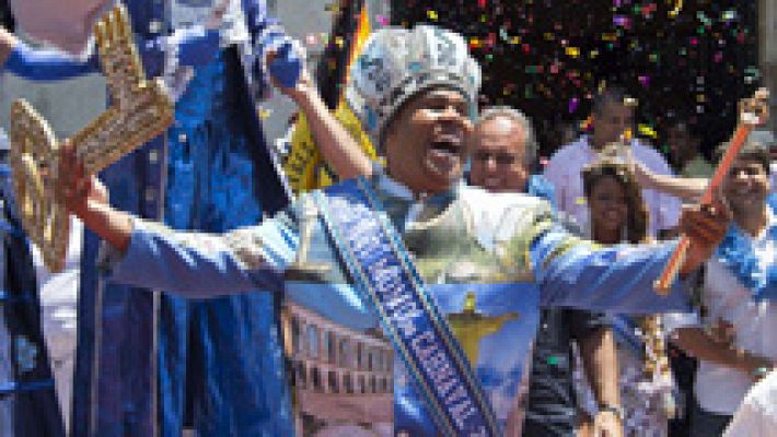 El alcalde de Río de Janeiro entrega las llaves de la ciudad al rey Momo que da inicio al Carnaval