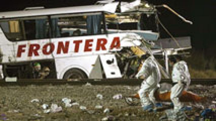 Un tren arrolla a un autobús de pasajeros en México
