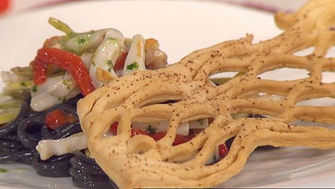Ensalada de pasta y berberechos con vinagreta de albahaca