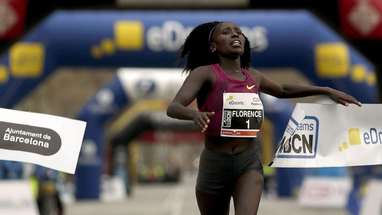 Florence Kiplagat, nuevo récord del mundo de medio maratón | Ver