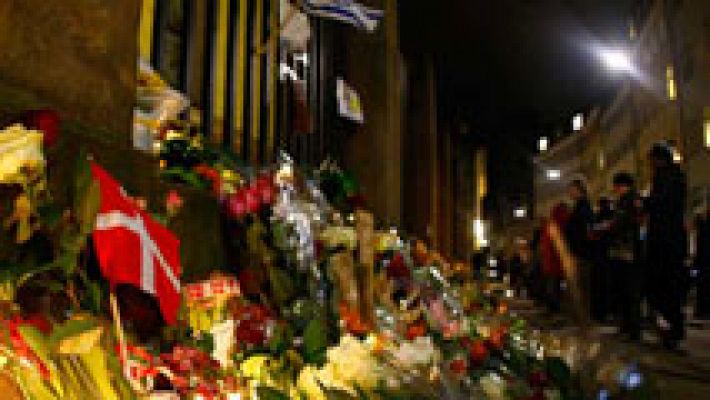 Flores frente a la sinagoga atacada en Copenhague