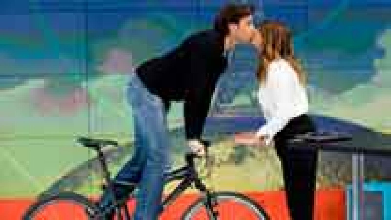 La mañana: De besos, bicis y motos | RTVE Play
