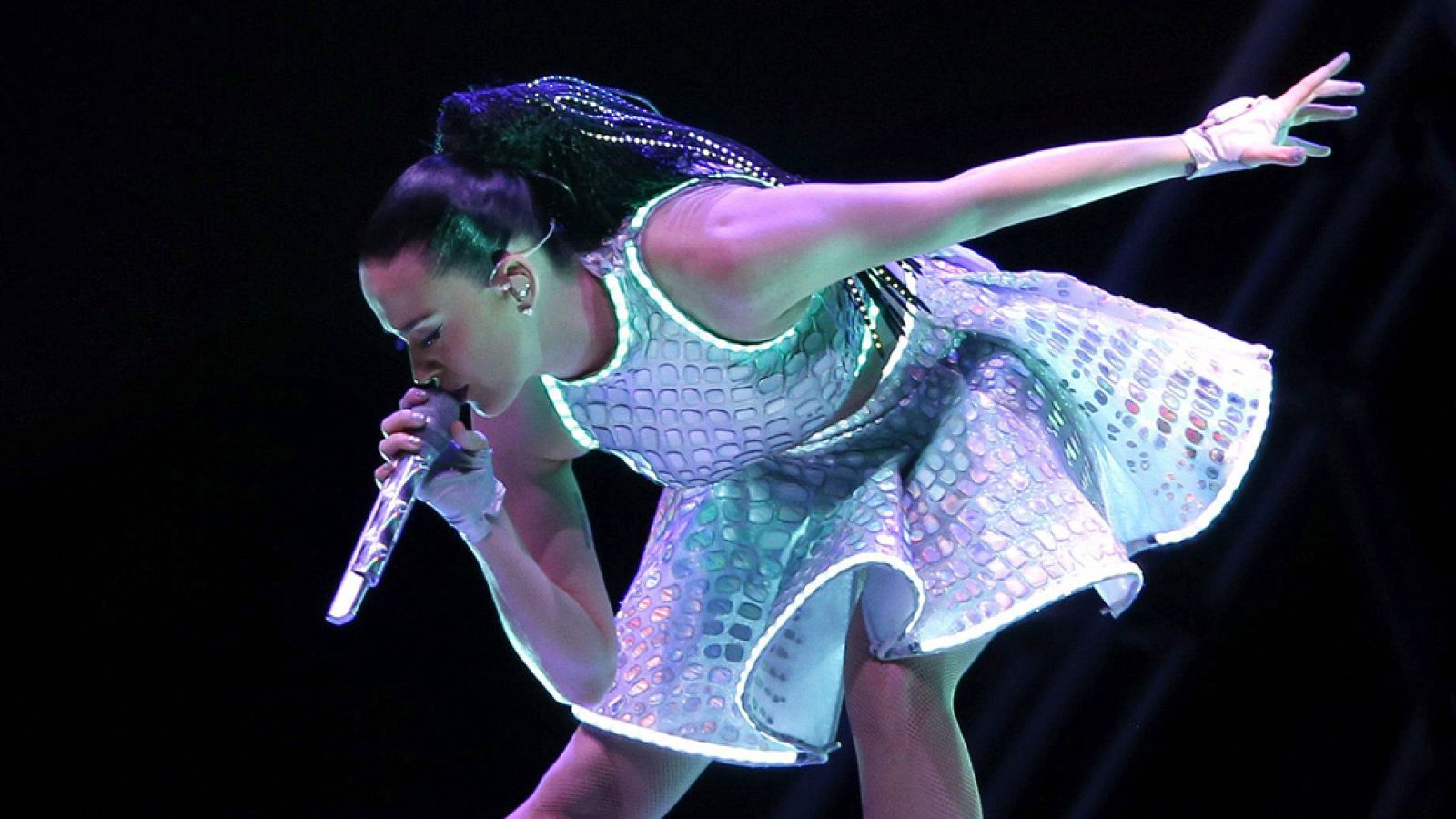La cantante norteamericana Katy Perry ha desplegado en el Palau Sant Jordi de Barcelona ante más de 12.000 entregados seguidores su espectáculo de música y fuegos artificiales, con el que ha iniciado la gira europea de su "Prismatic World Tour". La artista ha llegado a Barcelona, su única escala en España, después del paréntesis que hizo hace unos días de su gira mundial para actuar en la media parte del Super Bowl, con la que se convirtió en un fenómeno de masas televisivo.