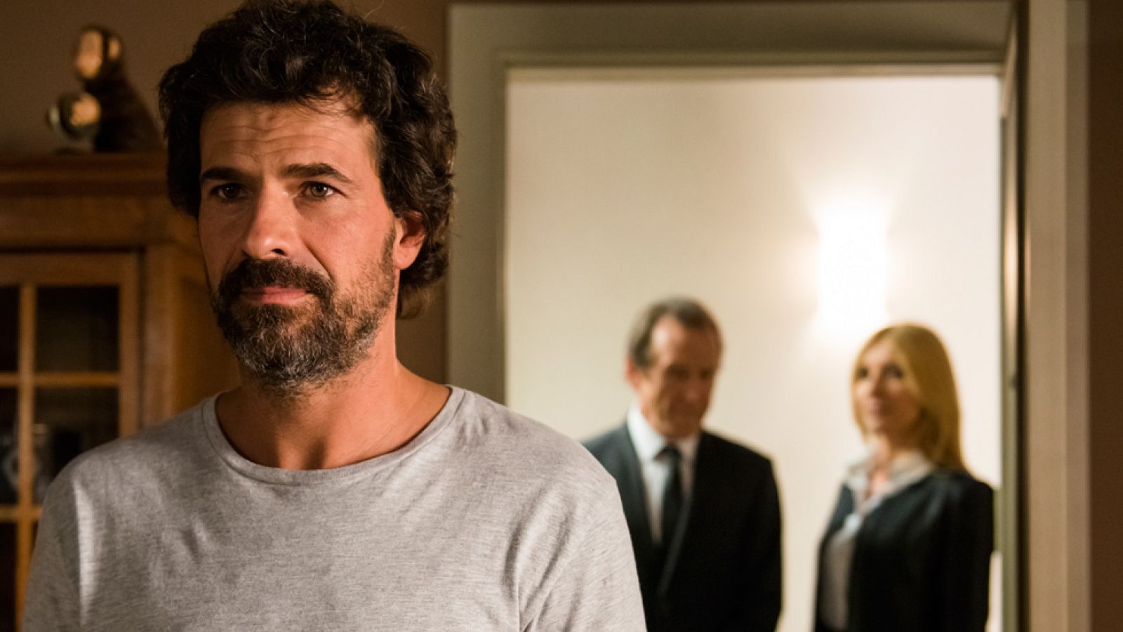 Flandes, 1569. Barcelona, 1880. Madrid, 2015. Tres españoles de a pie -un soldado, una estudiante universitaria y un ATS del SAMUR- están a punto de entrar a formar parte del secreto mejor guardado de la Historia de España: el Ministerio del Tiempo. La primera misión, viajar a 1808 para evitar que los franceses cambien el curso de la Guerra de la Independencia.