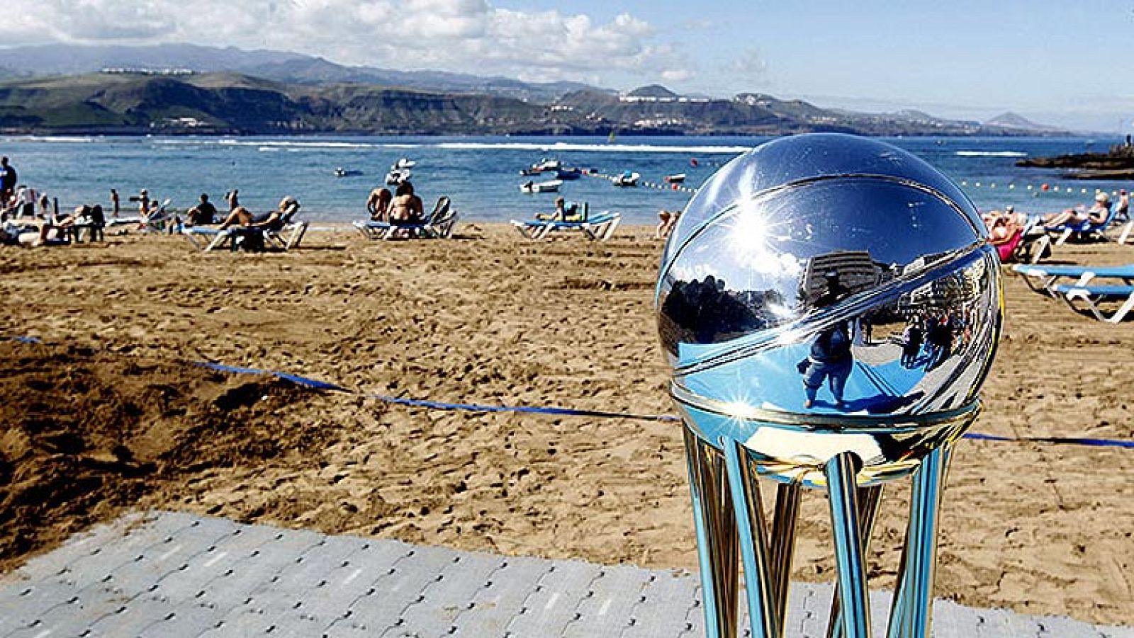 La Copa del Rey ya está en Gran Canaria, visita la Isla 25 años después de su último torneo en 1990.Playa, Carnavales y buen baloncesto con muchos jugadores dispuestos a dar espectáculo. En la retina de todos, el triple sobre la bocina de Sergio LLull, en la pasada edición en Málaga que dió el título al Real Madrid en la final contra el Barça.