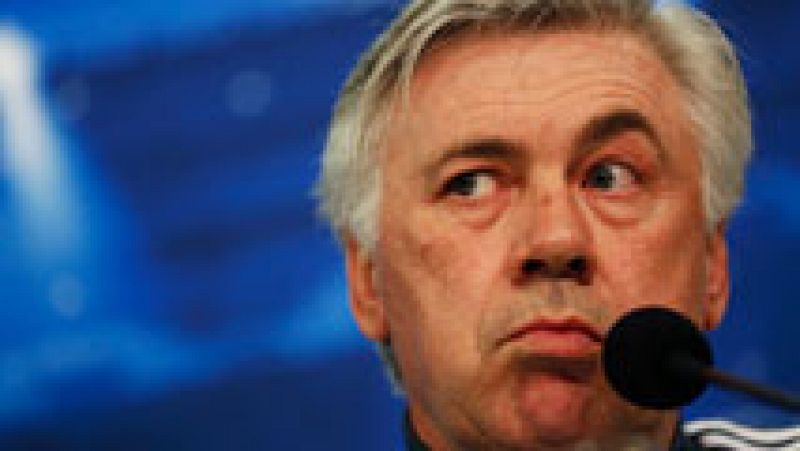 Carlo Ancelotti comparece en la rueda de prensa previa al partido de octavos de final de la Champions entre el Real Madrid y el Schalke 04.