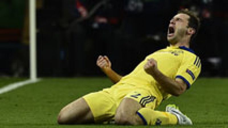 El defensa del Chelsea Ivanovic pone por delante a los 'blues' en la ida de octavos contra el PSG con un tanto de cabeza dentro del área.