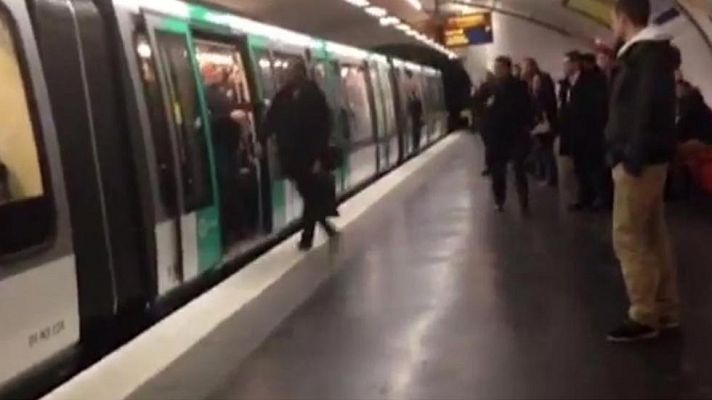 Telediario 1 - Unos aficionados del Chelsea protagonizan un acto racista en París