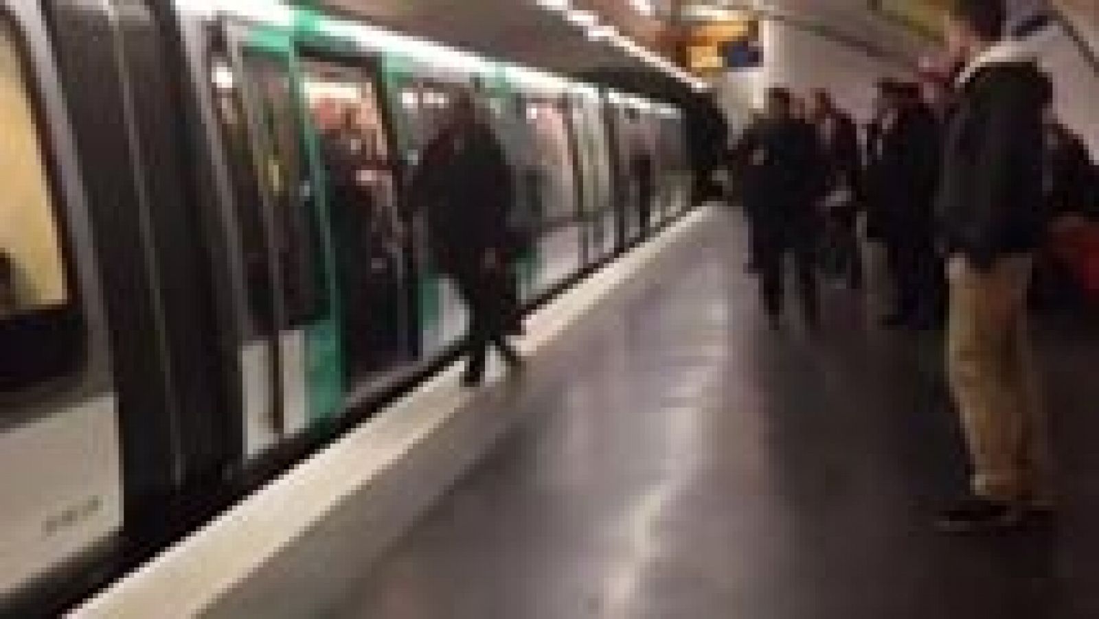 El Paris Saint Germain-Chelsea va a tener consecuencias para un grupo de aficionados del club inglés que tuvieron un comportamiento racista. Fue en el metro de París. Todo se ha descubierto a raíz de este video grabado con un teléfono móvil y que ha publicado The Guardian. Un joven negro es empujado, y le impiden pasar al vagón. El Chelsea ha anunciado que va a identificar a los aficionados para expulsarles del club.