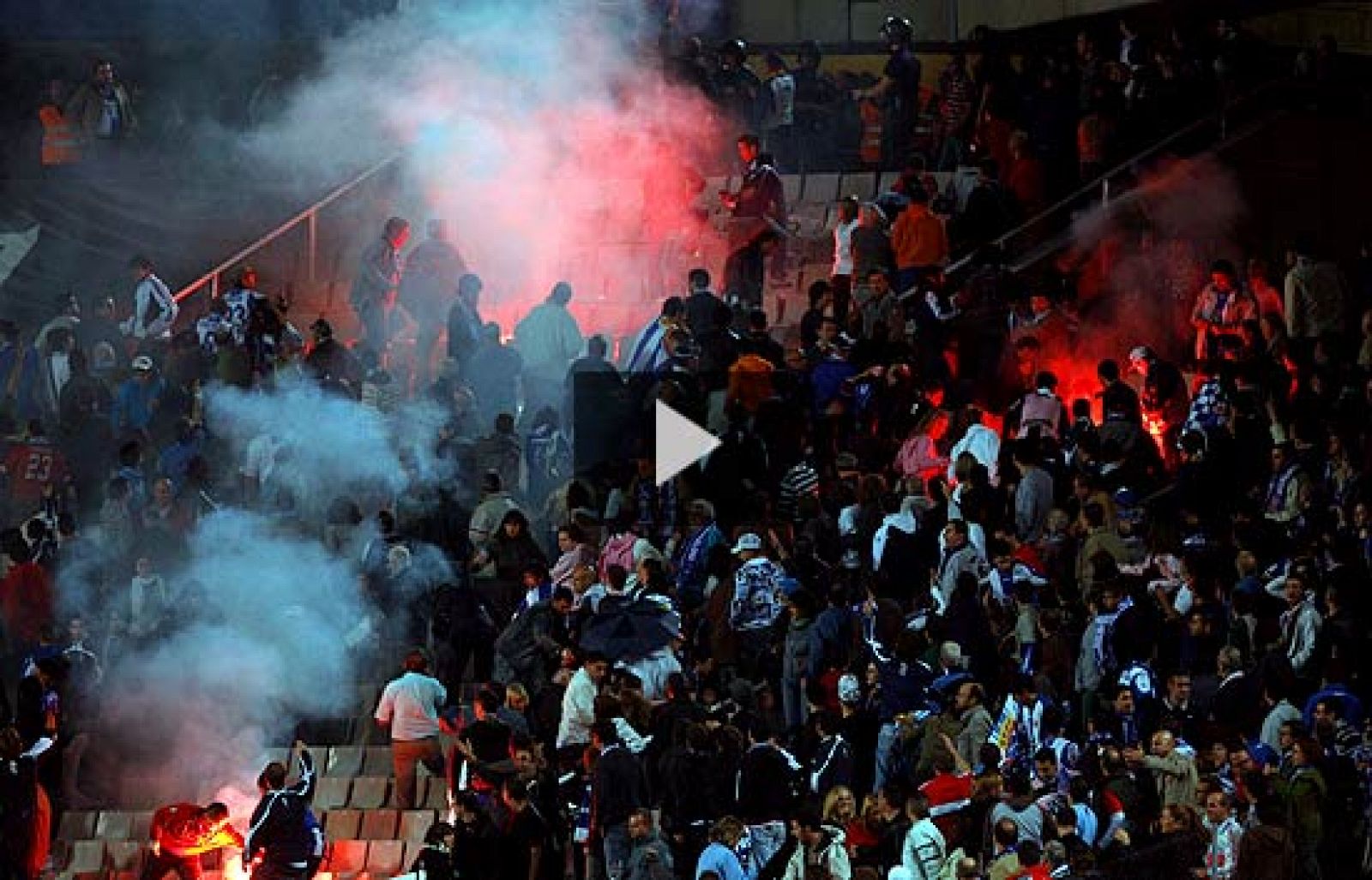 El partido ha tenido que ser interrumpido después de que se lanzasen bengalas al campo desde la tribuna superior.