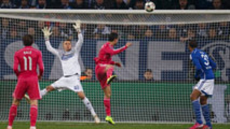 El delantero portugués del Real Madrid Cristiano Ronaldo ha marcado el primer gol al Schalke 04 en el minuto 26 de juego, tras rematar de cabeza un centro de Carvajal desde la banda derecha.