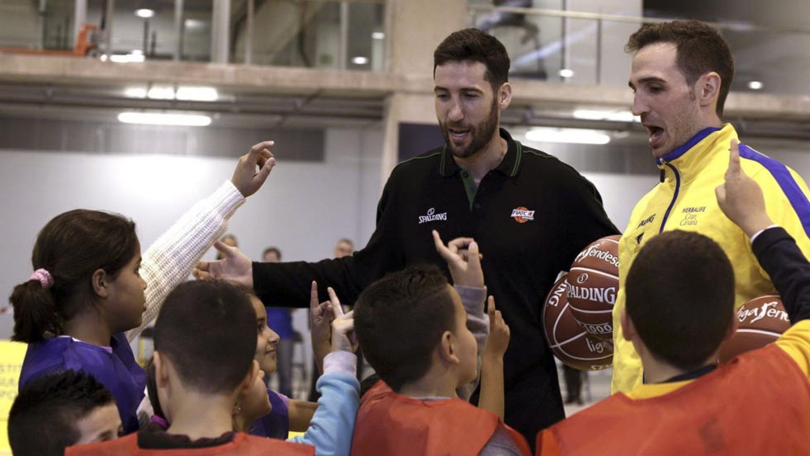Una treintena de niños canarios, entre seis y doce años,  beneficiarios del programa de superación de la pobreza  CaixaProinfancia, protagonizaron un entrenamiento de baloncesto junto  a jugadores del FIATC Joventut y Herbalife Gran Canaria en la víspera  del torneo copero, que comienza este jueves. 
