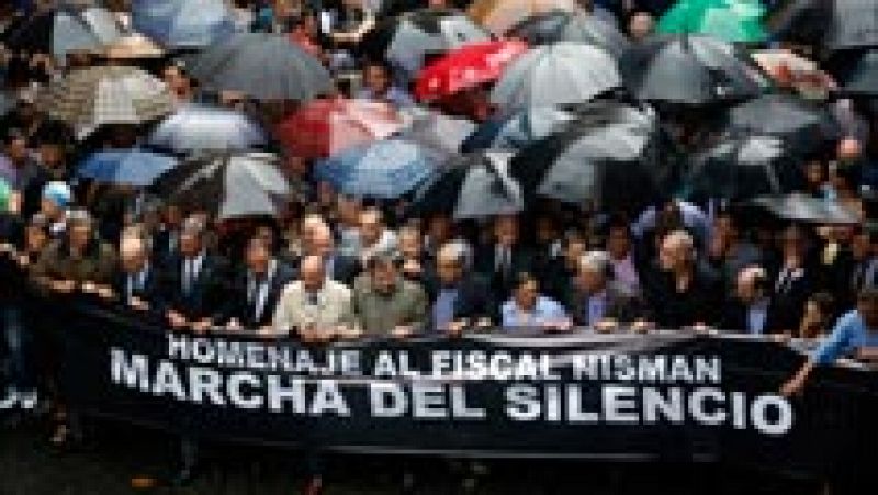 Miles de manifestantes marchan bajo la lluvia en Buenos Aires en memoria del fiscal Nisman