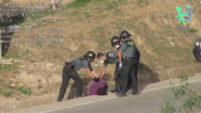 Imputan a ocho guardias civiles de Melilla por lesiones y trato degradante contra un inmigrante que trató de saltar la valla