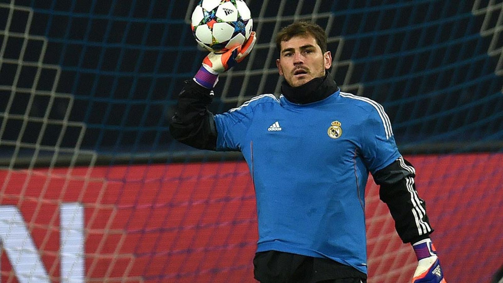Iker Casillas sigue de cerca a Xavi Hernández por el récord de más partidos jugados en la Champions. El portero del Real Madrid llegó a los 150 y como más le gusta a un portero, sin recibir gol.