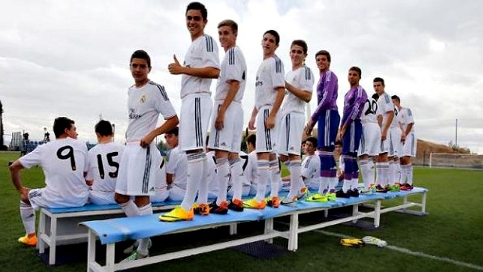 Fichar a un extranjero menor de edad está prohibido por la FIFA pero en la norma hay rendijas por donde se escapa la legalidad. No hay más que conseguirle a los padres del chaval un trabajo en el nuevo país, pero eso sí no puede estar relacionado con