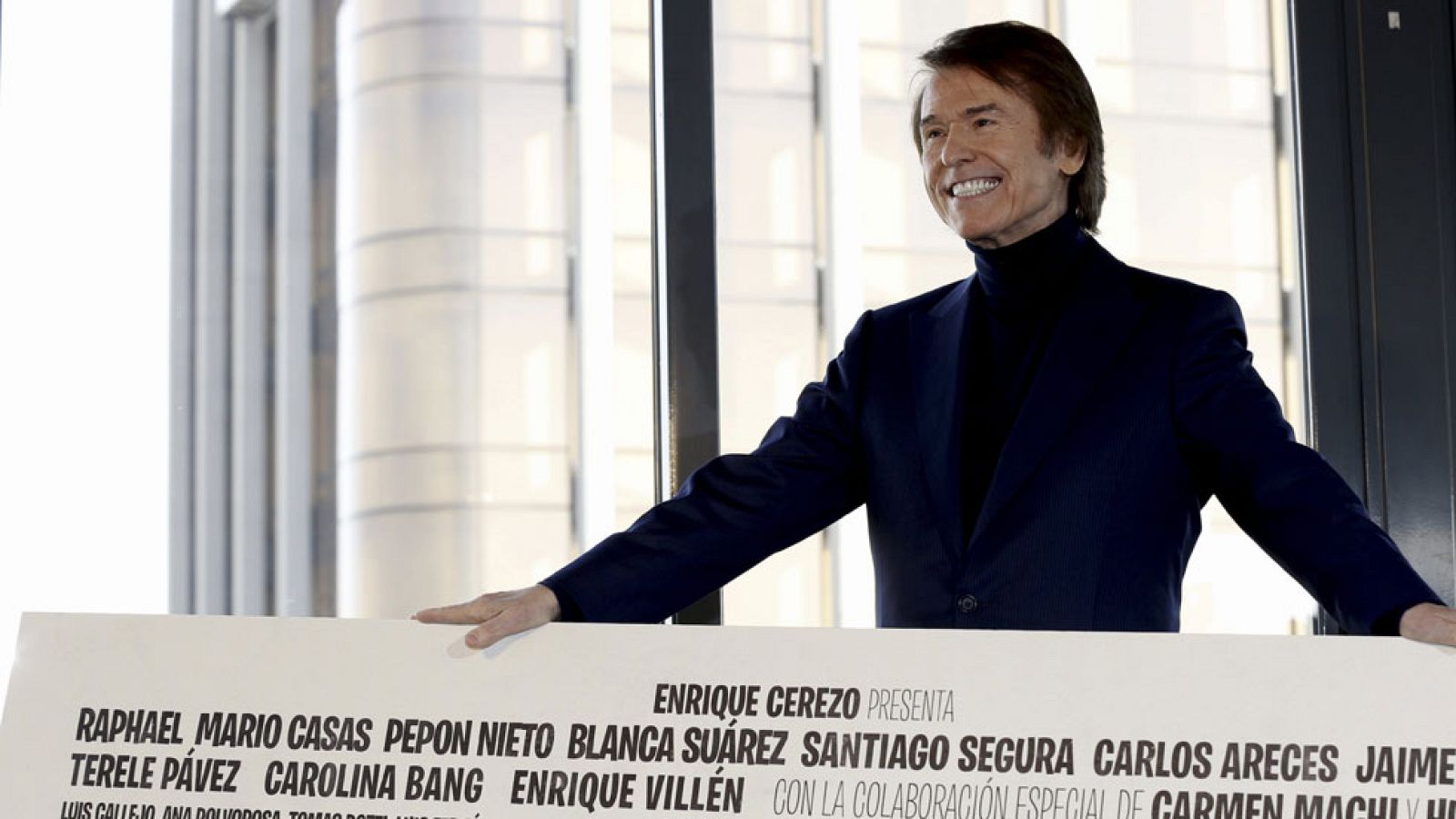 Raphael vuelve a la gran pantalla para contarnos los entresijos del programa de Nochevieja