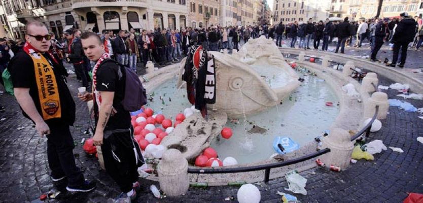  - Hinchas holandeses del Feyenoord causan "daños permanentes" en una fuente de Bernini, en Roma
